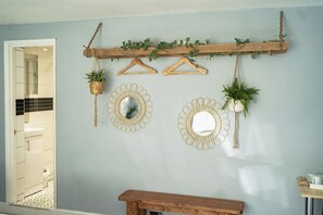 Grand-huone | Ylelliset vuodevaatteet, pimennysverhot, silitysrauta/-lauta