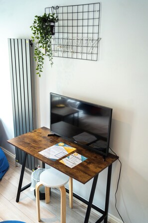 Ylelliset vuodevaatteet, pimennysverhot, silitysrauta/-lauta