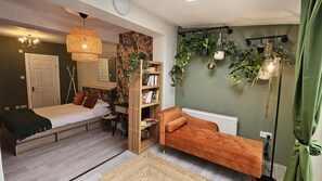 Deluxe Double Room, Ground Floor | Living area | 40-cm flat-screen TV with cable channels, Netflix, streaming services - INNit Saltwater (Brighton)