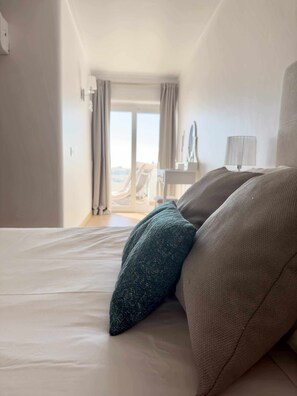 2 quartos, ferros/tábuas de passar roupa, berço de viagem