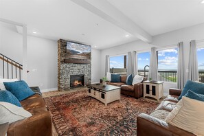 Smart TV, fireplace