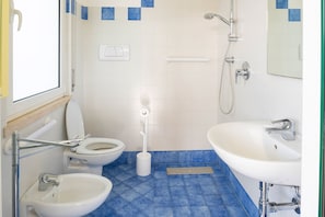 Shower, hair dryer, towels, toilet paper - Regarda - "Casa Diamante" in Lazise with private garden (Lazise)