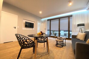 Departamento Premium, 1 habitación, balcón, vista al jardín | Área de sala de estar | Televisión LED de 32 pulgadas con canales por cable y televisión