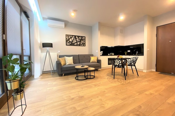 Departamento Premium, 1 habitación, balcón, vista al jardín | Área de sala de estar | Televisión LED de 32 pulgadas con canales por cable y televisión 