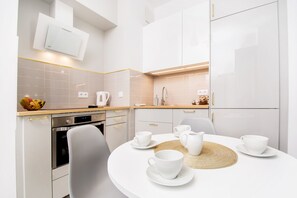 Premium Apartment, Balcony, Garden View | Private kitchen | Fridge, oven, stovetop, dishwasher - erApartments Browary Warszawskie (Warsaw)