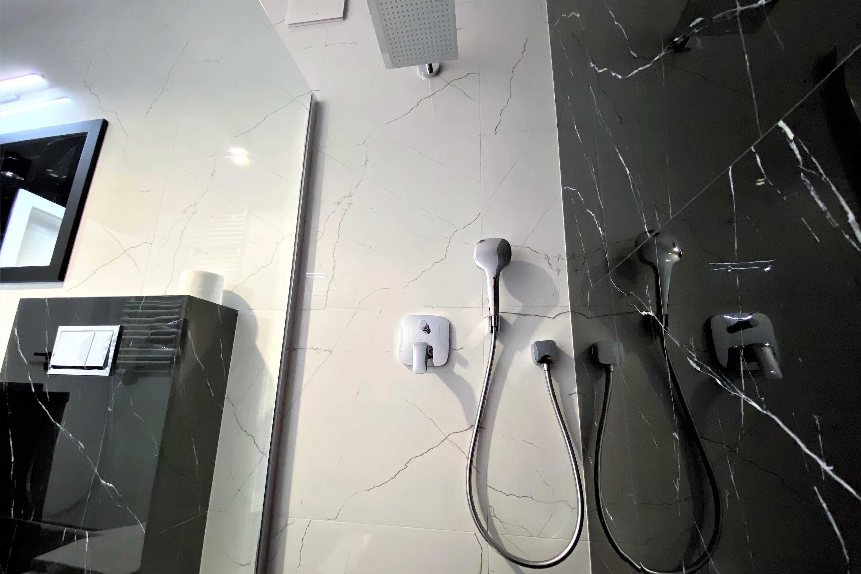 Apartamento Premium, 1 habitación, balcón, vistas al jardín | Baño | Ducha, secador de pelo, toallas y papel higiénico