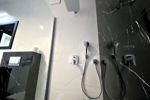 Apartamento premium, 1 quarto, sacada, vista para o jardim | Banheiro | Chuveiro, secador de cabelo, toalhas de banho, papel higiênico