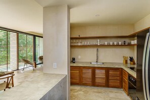 Kjøleskap, mikrobølgeovn, ovn og kokeplater