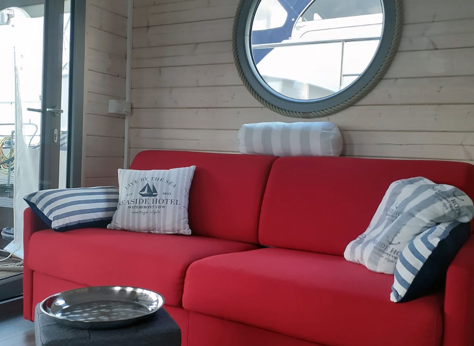 Een smart-tv en boeken