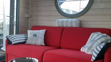 Een smart-tv en boeken