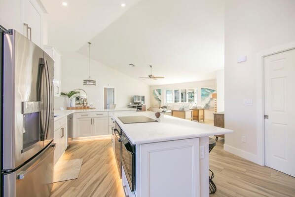 Kühlschrank, Mikrowelle, Ofen, Geschirrspüler