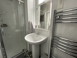 Apartment, 1 King-Bett | Badezimmer | Dusche, Haartrockner, Handtücher