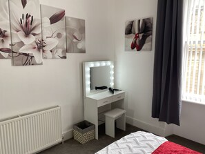 Apartment, 1 King-Bett | 1 Schlafzimmer, Bügeleisen/Bügelbrett, kostenloses WLAN, Bettwäsche