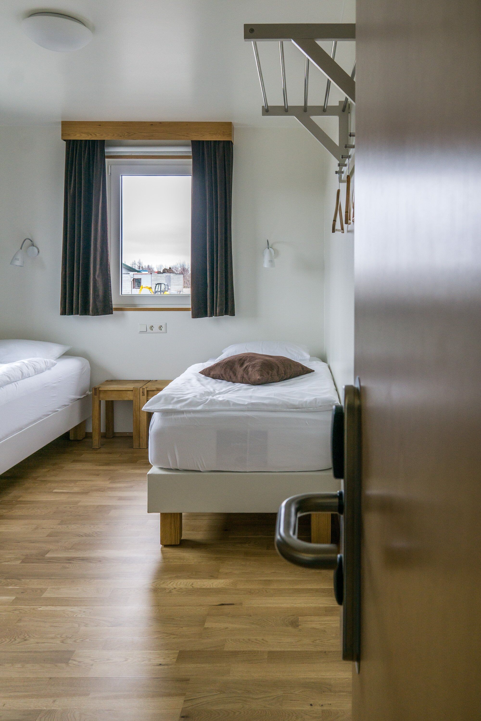 低過敏寢具、筆電工作空間、免費無線上網、床單