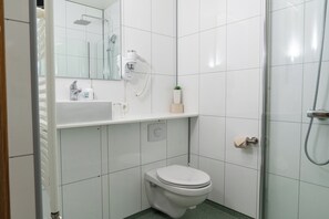 Standard-Zweibettzimmer, eigenes Bad | Badezimmer | Dusche, Regendusche, Haartrockner, Handtücher