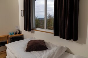 Ropa de cama hipoalergénica y espacio para trabajar con laptop