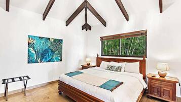 5 chambres, coffres-forts dans les chambres, bureau