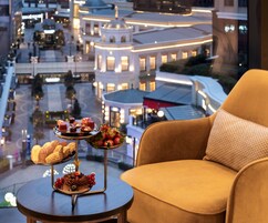 Premier Square View King | Biancheria da letto di alta qualità, materassi Tempur-Pedic, minibar