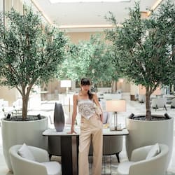 Lobby lounge
