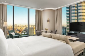 أغطية فراش متميزة وأسرّة تيمبور بديك وميني بار وخزنة داخل الغرفة