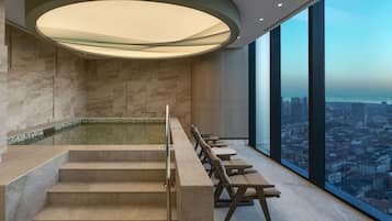 Piscine couverte, chaises longues