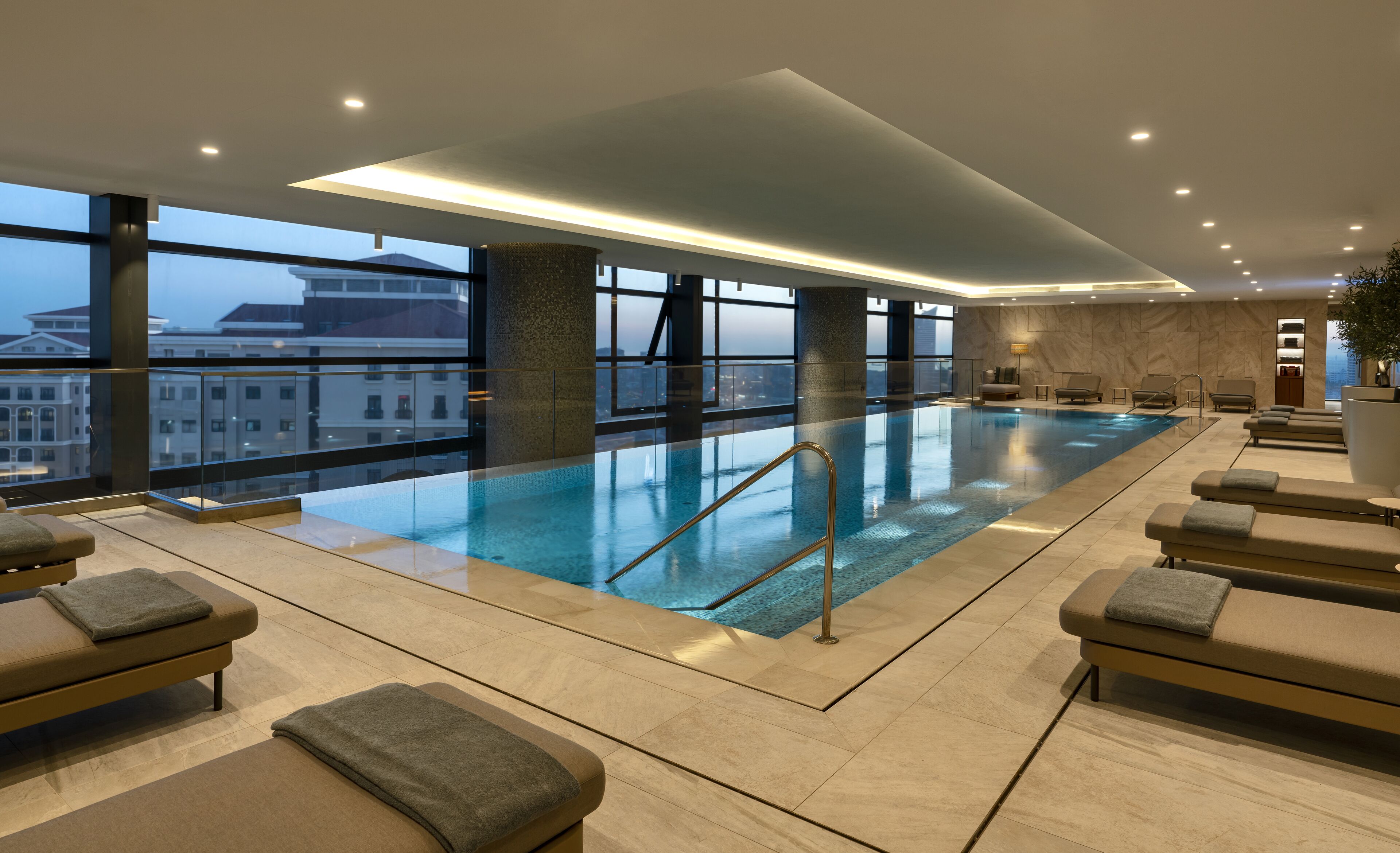 Indoor pool, sun loungers