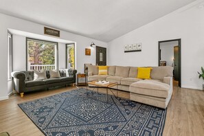 Télévision, cheminée, espaces bureaux