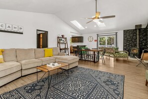 Télévision, cheminée, espaces bureaux