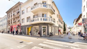 A street view with a building featuring a ground-floor shop named "Raiffeisenbank Austria d.d." - Awesome Apartment in Pula With Wifi and 2 Bedrooms (Pula)