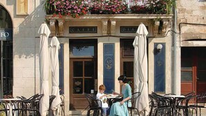 A cafe with outdoor seating, a sign reading "CAFE DIANA," and a woman and child at a table. - Awesome Apartment in Pula With Wifi and 2 Bedrooms (Pula)