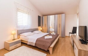 House | 3 bedrooms, free WiFi, bed sheets - Awesome Home in Pula With Wifi and 3 Bedrooms (Pula)
