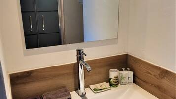 Shower, towels