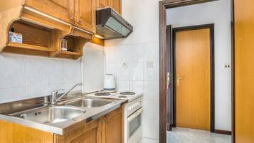 Apartment | Private kitchen | Fridge, oven, stovetop, cookware/dishes/utensils