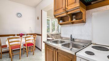 Apartment | Private kitchen | Fridge, oven, stovetop, cookware/dishes/utensils