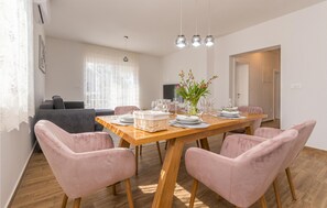 House | Living room | TV - Stunning Home in Sikovo With 3 Bedrooms, Wifi and Outdoor Swimming Pool (Sveti Filip i Jakov)