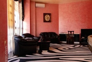 Kamar Double Superior | Area keluarga | Televisi 32-inci dengan saluran TV satelit