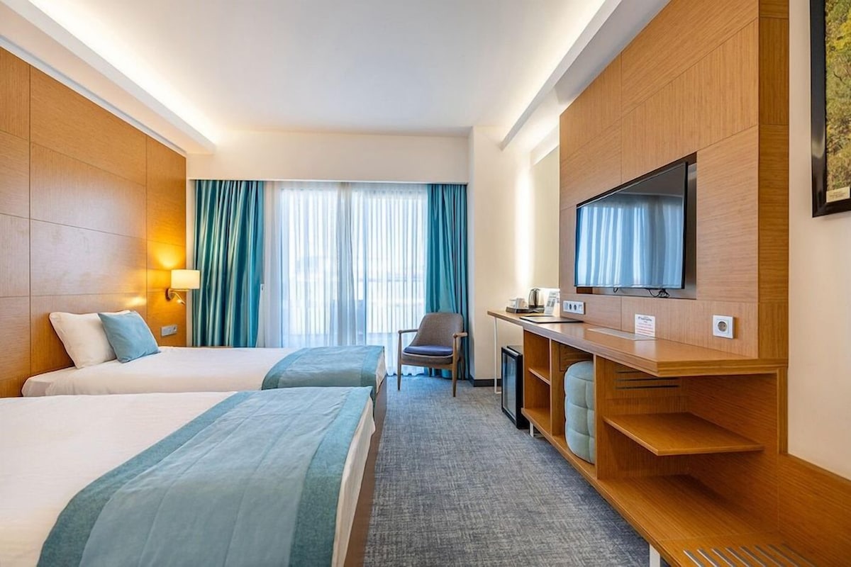 Down comforters, minibar, in-room safe, WiFi (free)