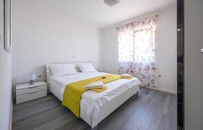 House | 9 bedrooms, free WiFi - Awesome Home in Kastel Sucurac With Wifi, Outdoor Swimming Pool and Heated Swimming Pool (Kastela)