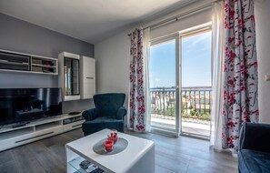 Maison | Salle de séjour | Télévision, cheminée