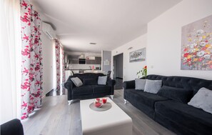 Maison | Salle de séjour | Télévision, cheminée