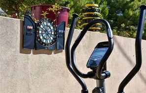 Fitness facility - Awesome Home in Kastel Sucurac With Wifi, Outdoor Swimming Pool and Heated Swimming Pool (Kastela)