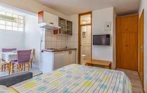 Apartment | Private kitchen | Fridge, cookware/dishes/utensils - Stunning Home in Medulin With Wifi and 2 Bedrooms (Medulin)