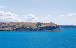 A coastal landscape with a prominent cliff and a small island. - Amazing Home in Rtina With Wifi and 4 Bedrooms (Razanac)