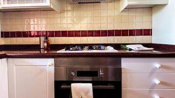 Frigorífico, microondas, horno y placa de cocina