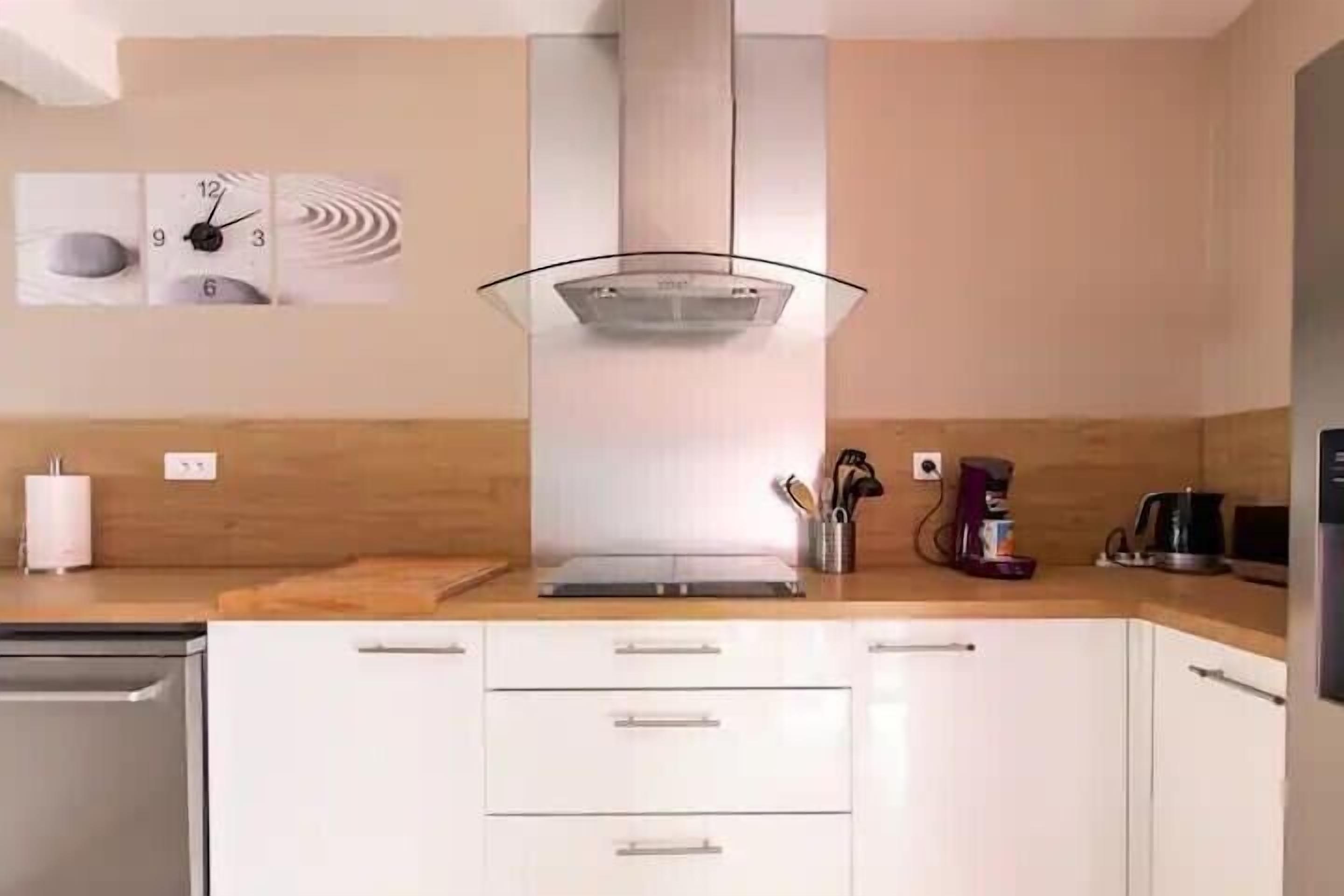 Providence 8 pers private Jacuzzi, private pool, 15 minutes from the sea