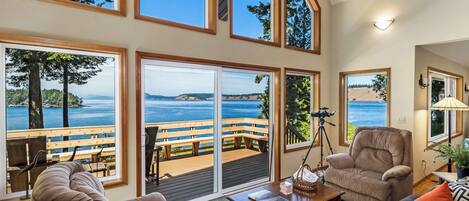 TV connectée, lecteur de DVD, livres, chaîne hi-fi