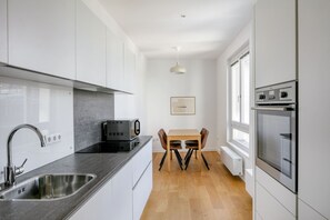 Jääkaappi, mikroaaltouuni, uuni, liesi
