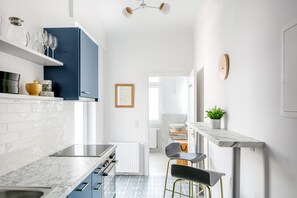 Fridge, microwave, oven, stovetop - Modern Traungasse Studio, walk to Metro U1 and Stadtpark, by Blueground (Vienna)