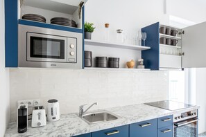 Fridge, microwave, oven, stovetop - Modern Traungasse Studio, walk to Metro U1 and Stadtpark, by Blueground (Vienna)