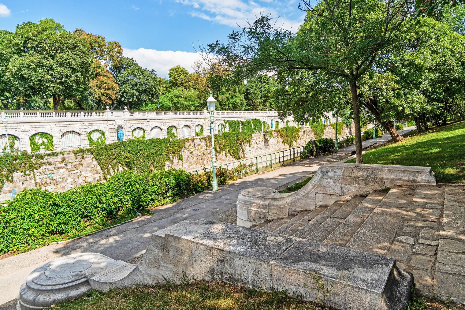 المنطقة المحيطة بالمنشأة